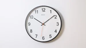 Reloj de pared, rapidez del juicio por delito leve