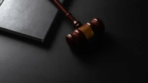 Mazo de juez en una sala de vistas, símbolo de la conformidad en un juicio rápido