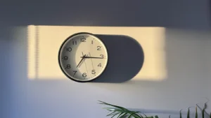 Reloj en un edificio judicial, símbolo de cuánto tarda un juicio rápido