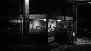 Coche de policía de noche, situación habitual cuando alguien queda detenido en fin de semana
