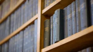 Estanterías con libros de derecho, diferencias entre delito y falta