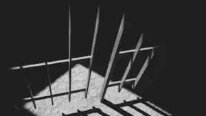 Sombra de unos barrotes en el suelo, prisión provisional y condena firme