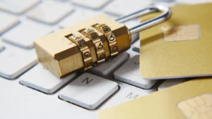 Portátil y tarjeta bancaria, imagen sobre qué hacer ante una estafa por internet
