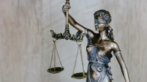 Estatua de la justicia con los ojos vendados, presunción de inocencia