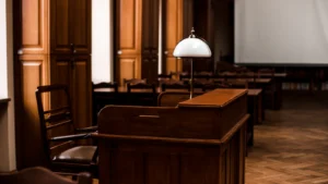 Sala de vistas vacía: qué pasa si no voy a un juicio por delito leve
