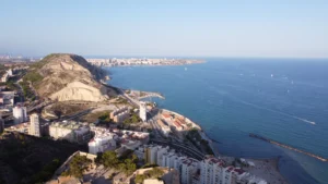 Costa de Alicante desde lo alto, turistas ante la ley penal en España