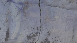 Grieta en una pared, huella de la violencia psicológica